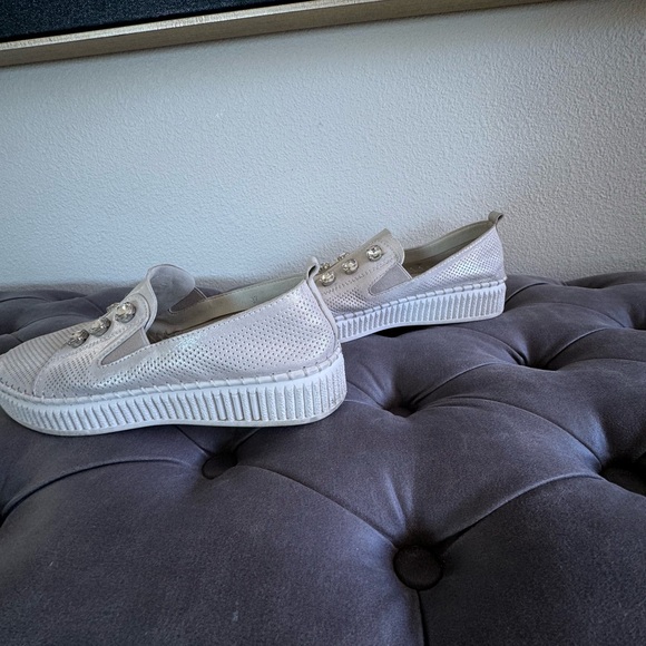 Size 37 soft silver slip on leather sneakers. - Picture 3 of 6